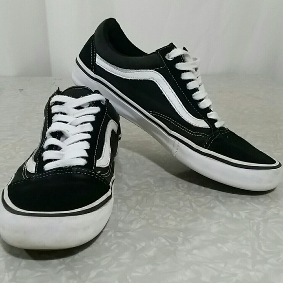 black pair of vans